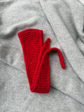Handgefertigter gestrickter leuchtend roter Mini-Schal Schlauchschal Sophie Schal Kaschmirgarn
