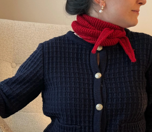 Handgefertigter gestrickter leuchtend roter Mini-Schal Schlauchschal Sophie Schal Kaschmirgarn