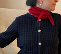Handgefertigter gestrickter leuchtend roter Mini-Schal Schlauchschal Sophie Schal Kaschmirgarn