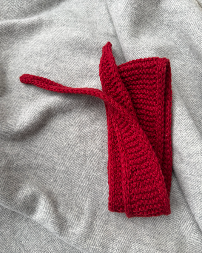 Handgefertigter gestrickter leuchtend roter Mini-Schal Schlauchschal Sophie Schal Kaschmirgarn