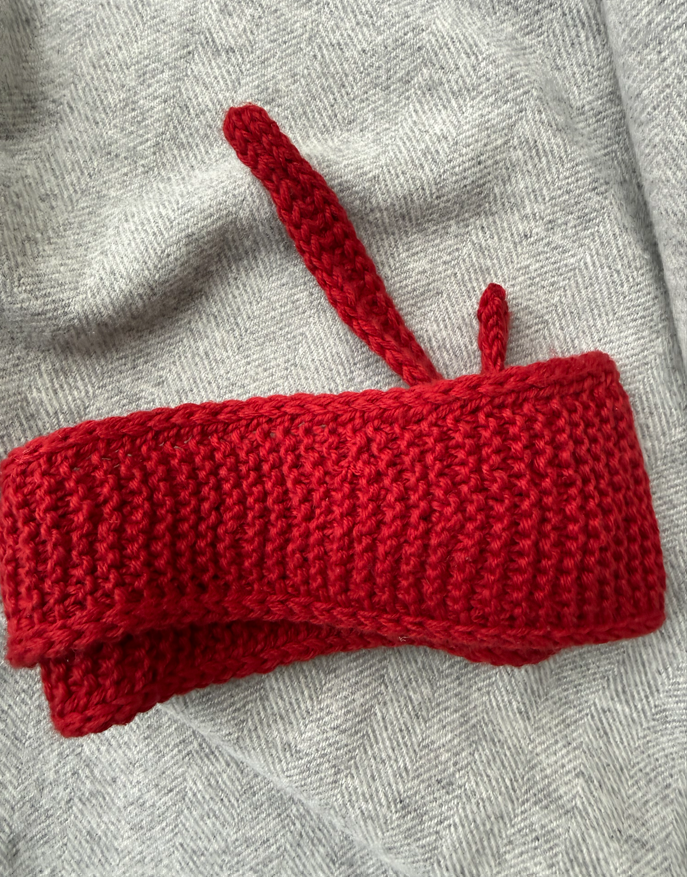 Handgefertigter gestrickter leuchtend roter Mini-Schal Schlauchschal Sophie Schal Kaschmirgarn