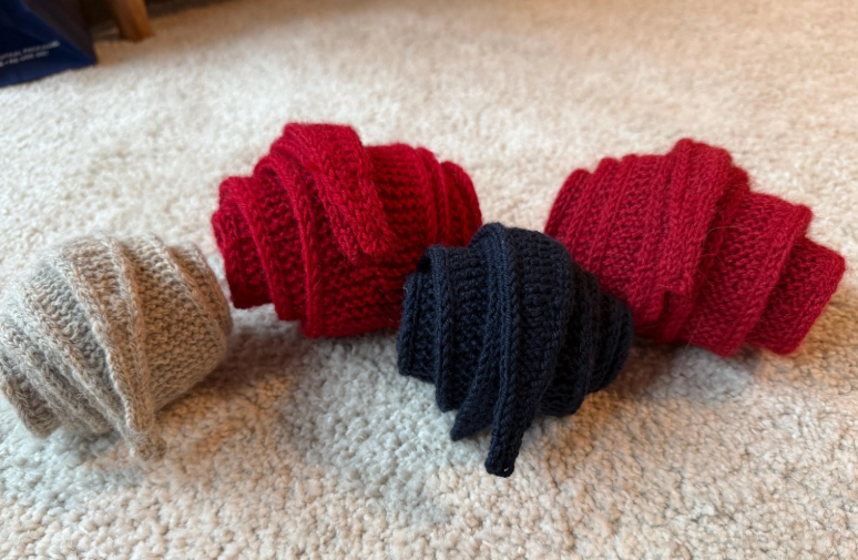 Handgefertigter gestrickter leuchtend roter Mini-Schal Schlauchschal Sophie Schal Kaschmirgarn